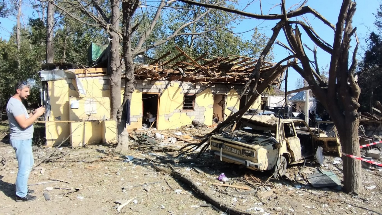 156 bin nüfuslu kent Ermenistan ordusu cephe hattına 45 kilometre uzakta olan 156 bin nüfuslu Berde kentine roketatar ve füzelerle saldırı düzenledi.