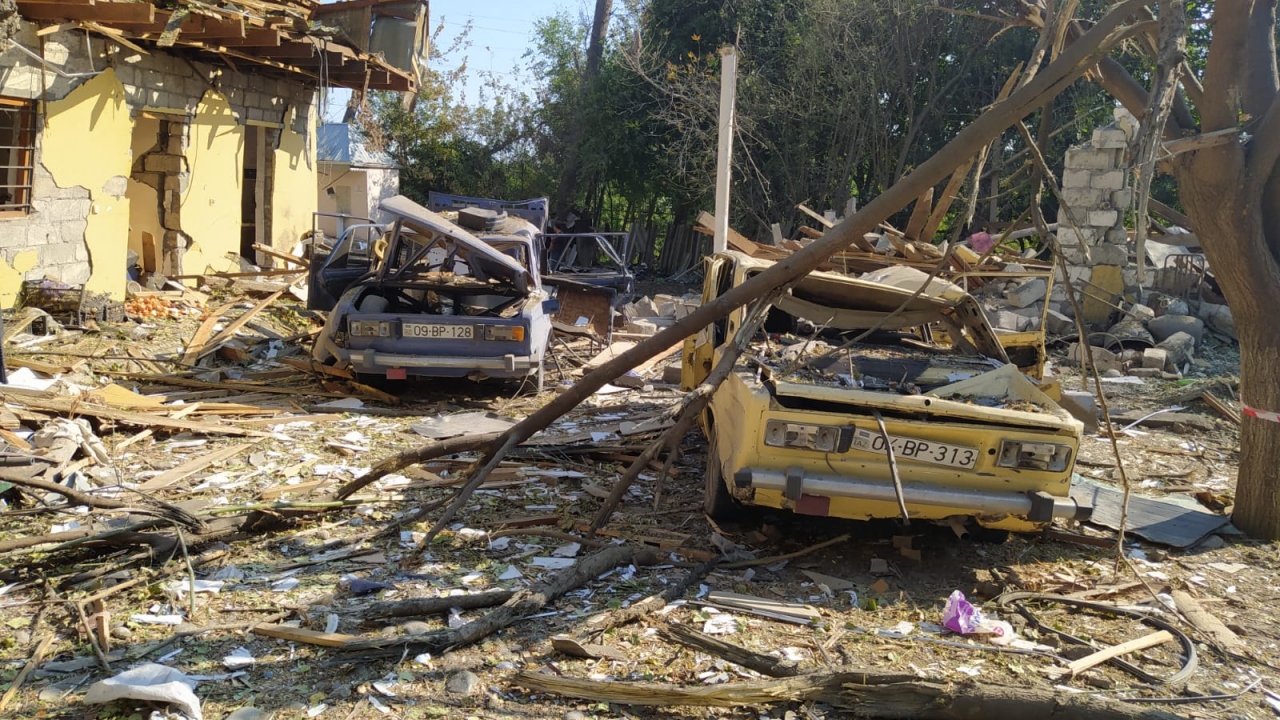 Ermeni güçlerinin, işgal ettikleri Dağlık Karabağ`dan Berde kentine fırlattıkları füzeler, bir restoran ile ona yakın 2 eve isabet etti.