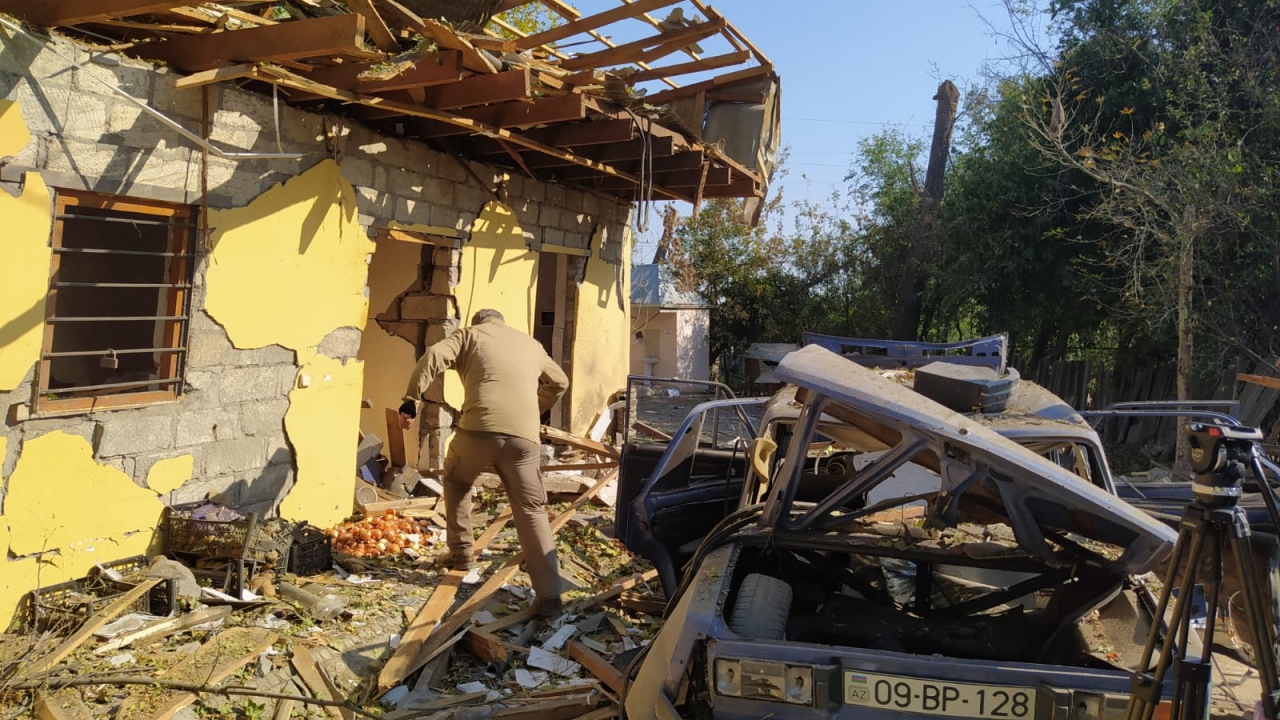 Kadim Berde adındaki restoranın bahçesine 2`den fazla füzenin düşmesi sonucu, 2`si ağır olmak üzere 4 kişi yaralandı.