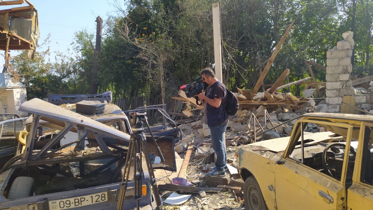 Saldırıda park halinde olan 2 araç da tamamen kullanılamaz hale geldi.