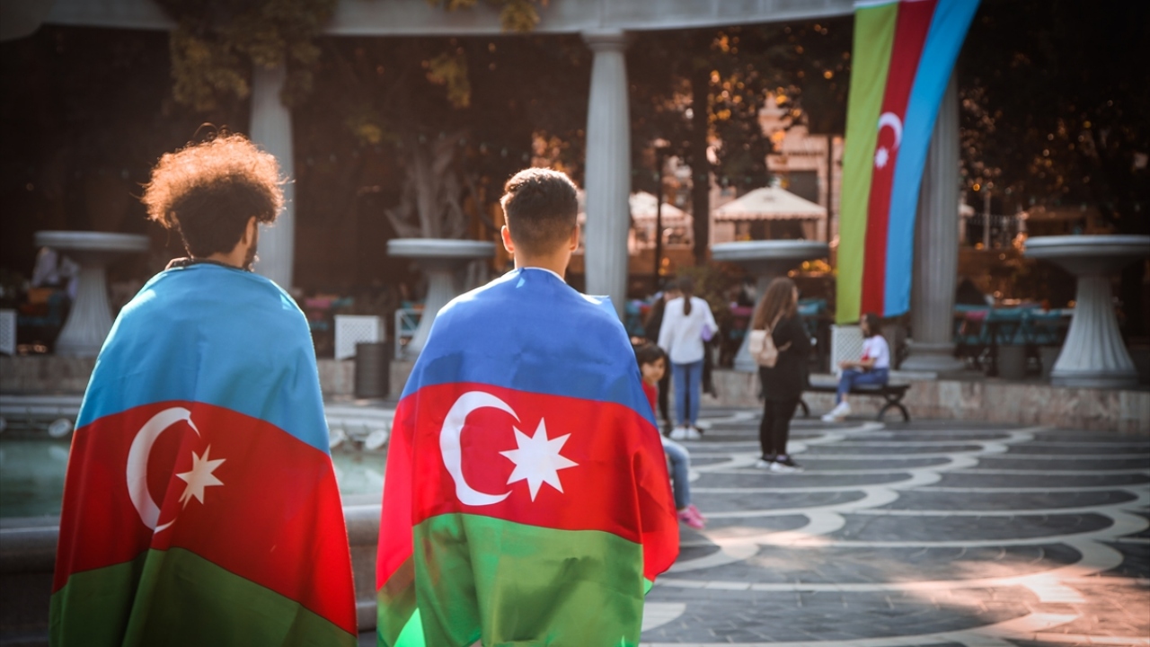 Bakü`de, Azerbaycan ordusunun Ermenistan ordusuna karşı elde ettiği başarıların ve bazı bölgelerin işgalden kurtarılmasının sevinç ve coşkusu yaşanıyor. 