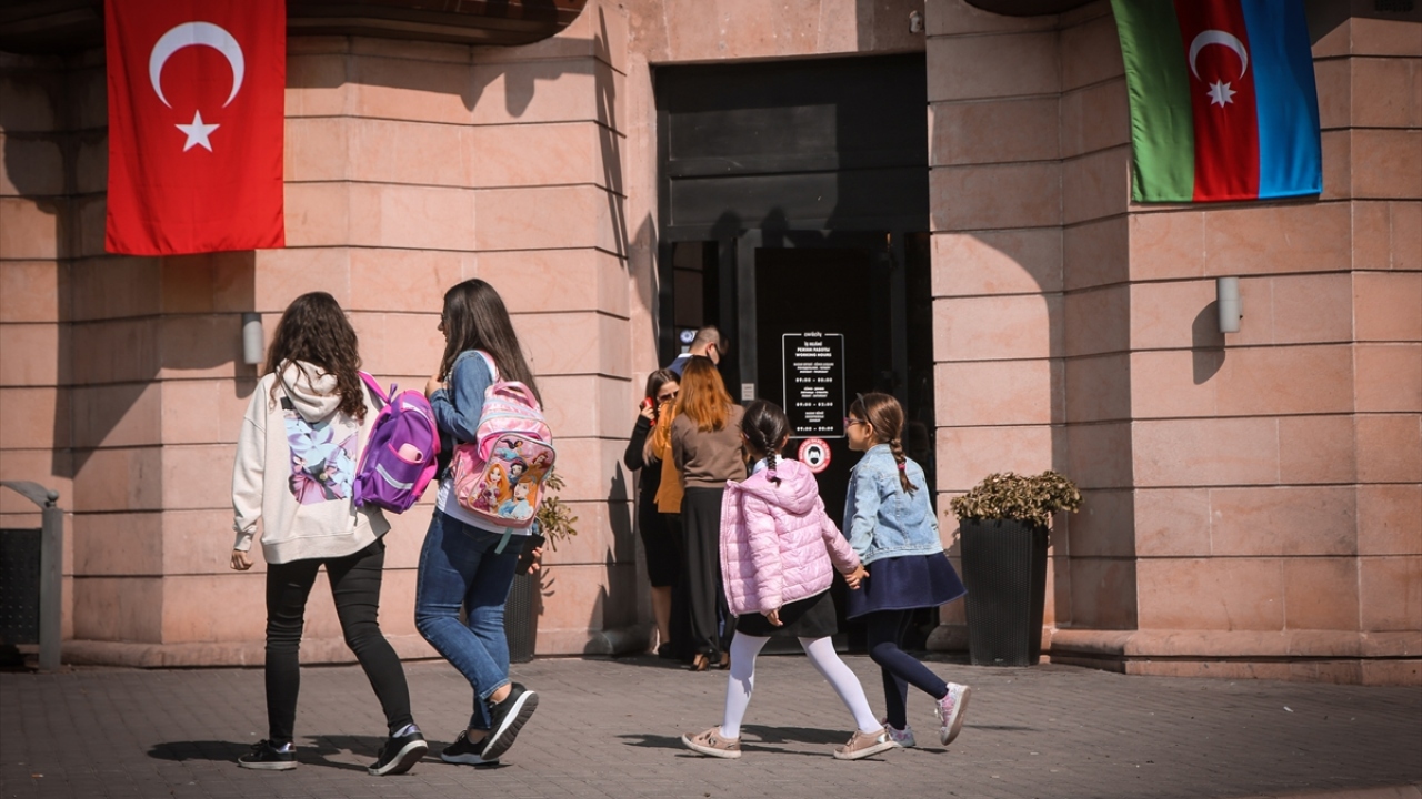 Topraklarını işgalden kurtarmak için operasyonlarını sürdüren Azerbaycan ordusuna destek veren Bakülüler, neredeyse kentin tüm binalarını bayraklarla donatıyor.