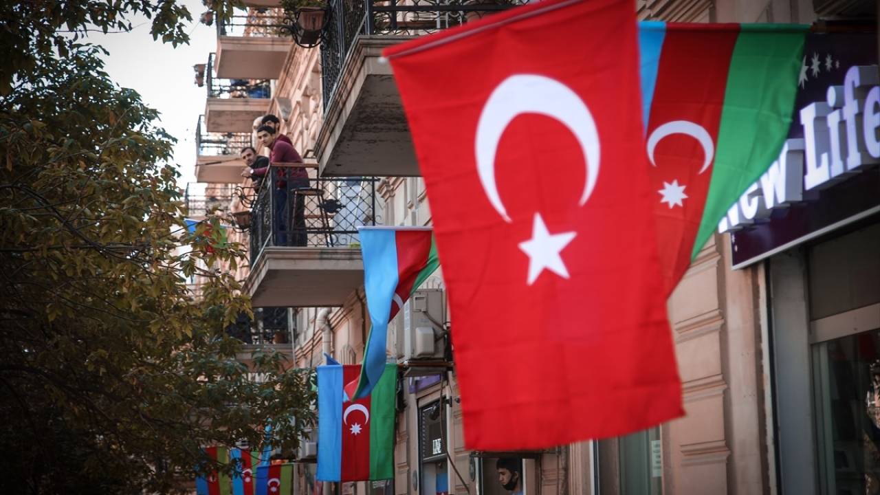 Sokaklarda Azerbaycan bayrağının yanı sıra Azerbaycan`a yönetim ve halk olarak tam desteğini açıklayan Türkiye`nin bayrakları da dalgalanıyor. 