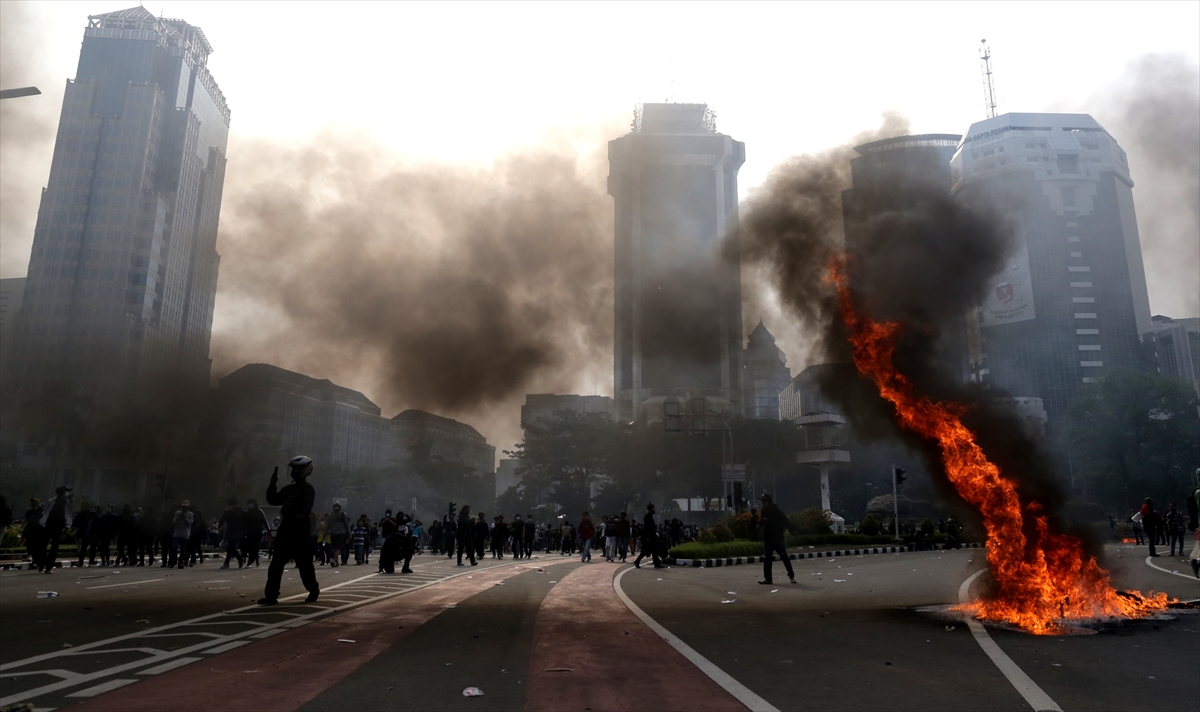 Başkent Cakarta`da bir araya gelen işçi ve öğrenciler, "çalışanların hak ve güvencelerinin yok sayıldığı" gerekçesiyle yasalaşan istihdam düzenlemelerine karşı gösteri düzenledi. 