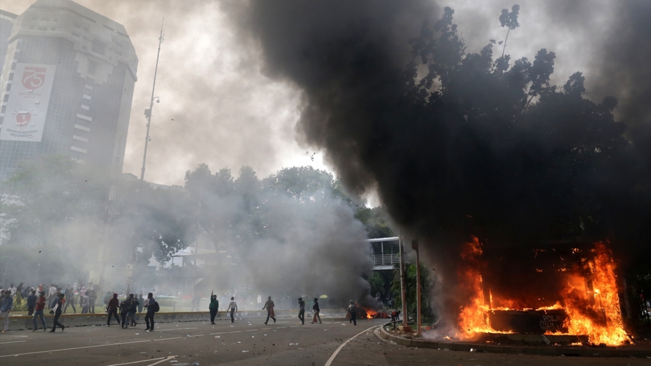 Polis ateş yakan, taşkınlık çıkaran ve yolları kapatan eylemcilere müdahale etti.