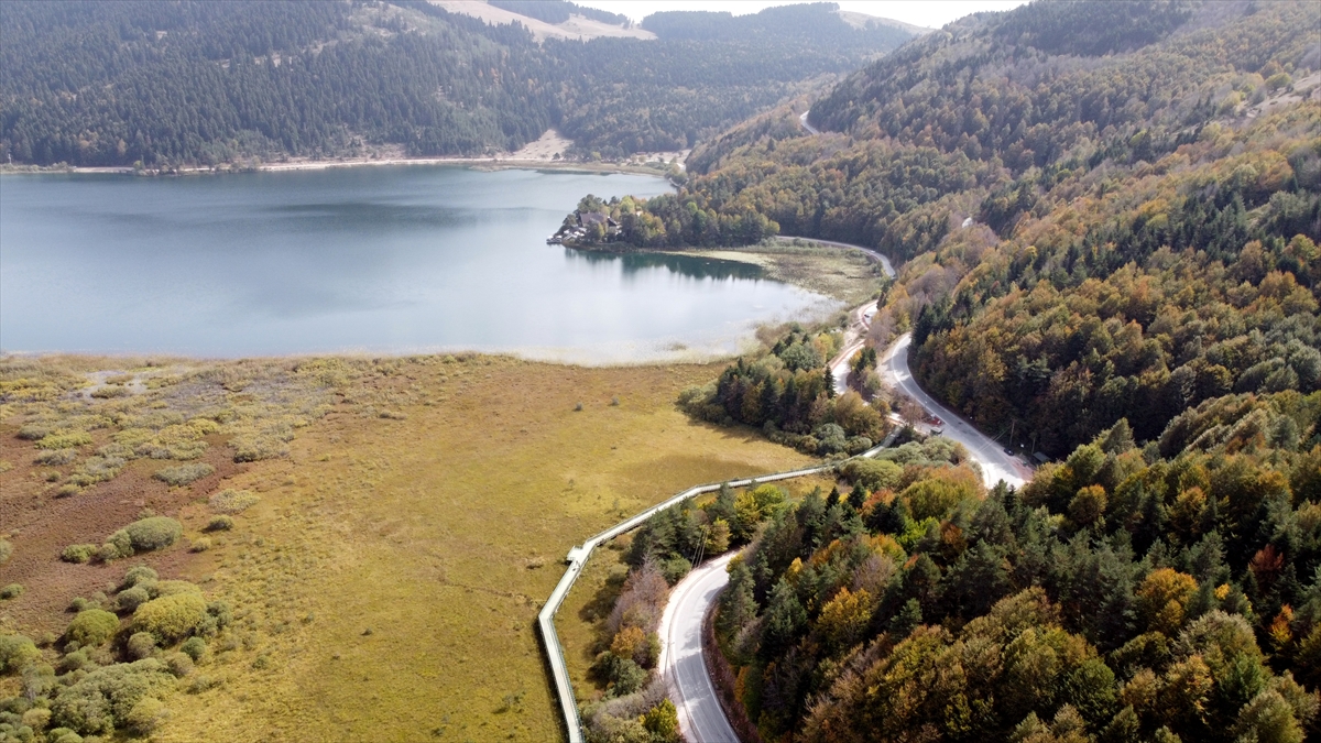 İstanbul`dan ailesiyle gelen Ercan Kemal Yazkaç, tabiat parkının çok güzel olduğunu ifade ederek, "Yazın Abant sıcak oluyor. Sonbahara doğru ise ağaçlarda renkleri sarıya ve turuncuya döndüğü için güzel oluyor." dedi.