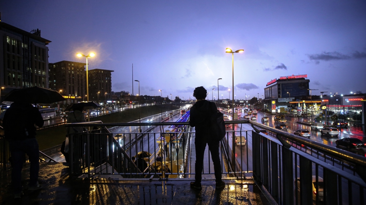 İstanbul Cevizlibağ`da ani bastıran sağanak hayatı olumsuz etkiledi.