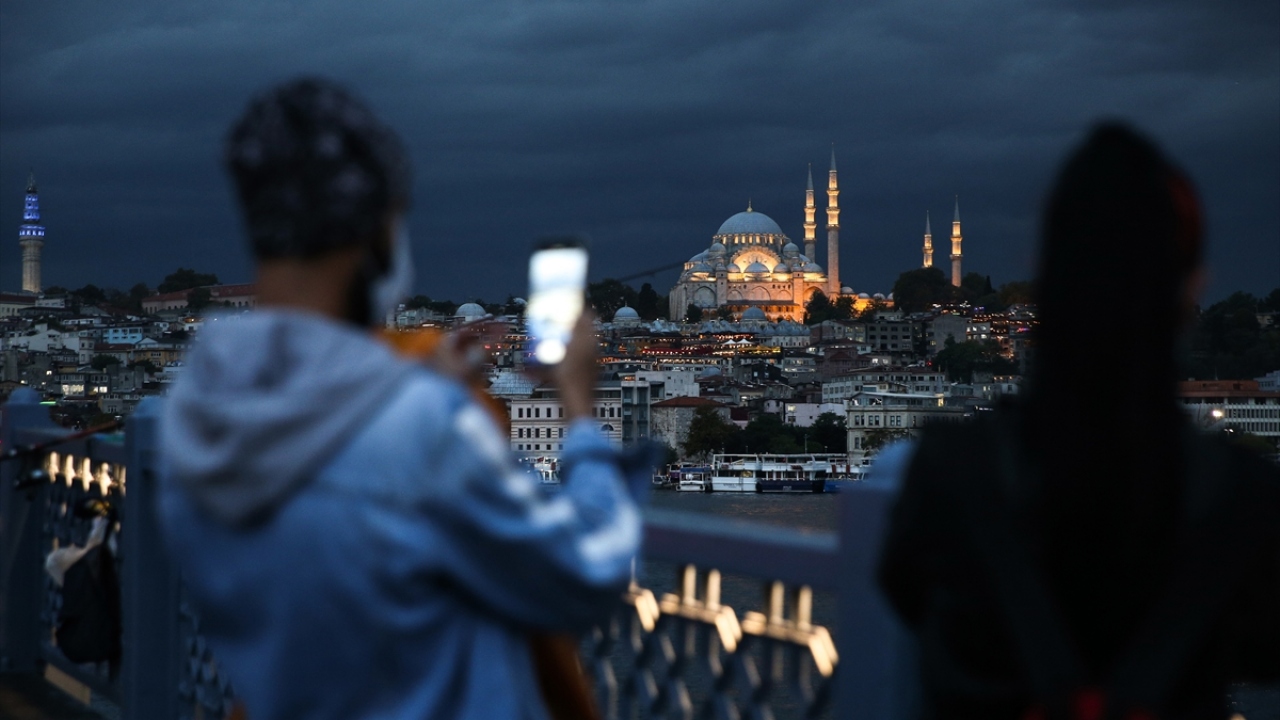 İstanbul Karaköy`de aralıklarla sağanak etkili oldu.