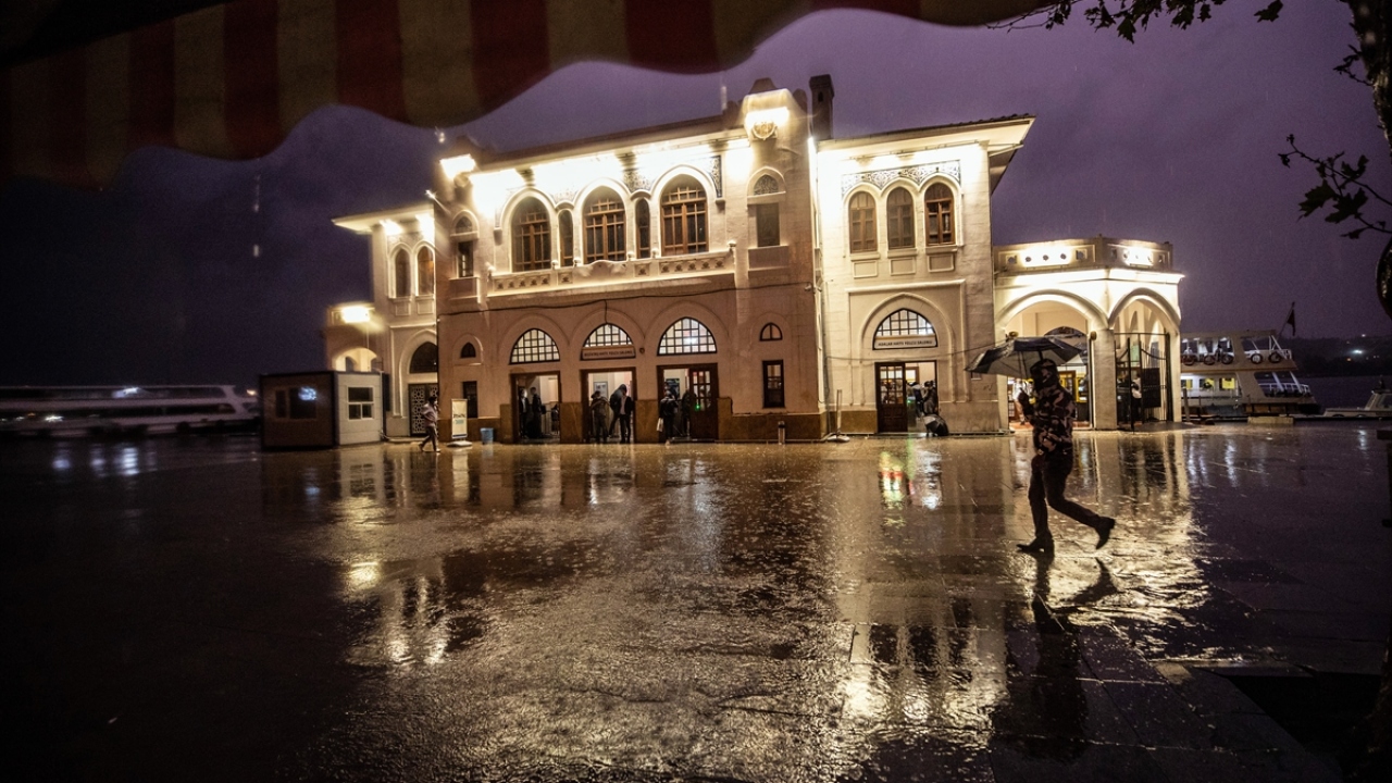 İstanbul Kadıköy`de ani bastıran sağanak hayatı olumsuz etkiledi.