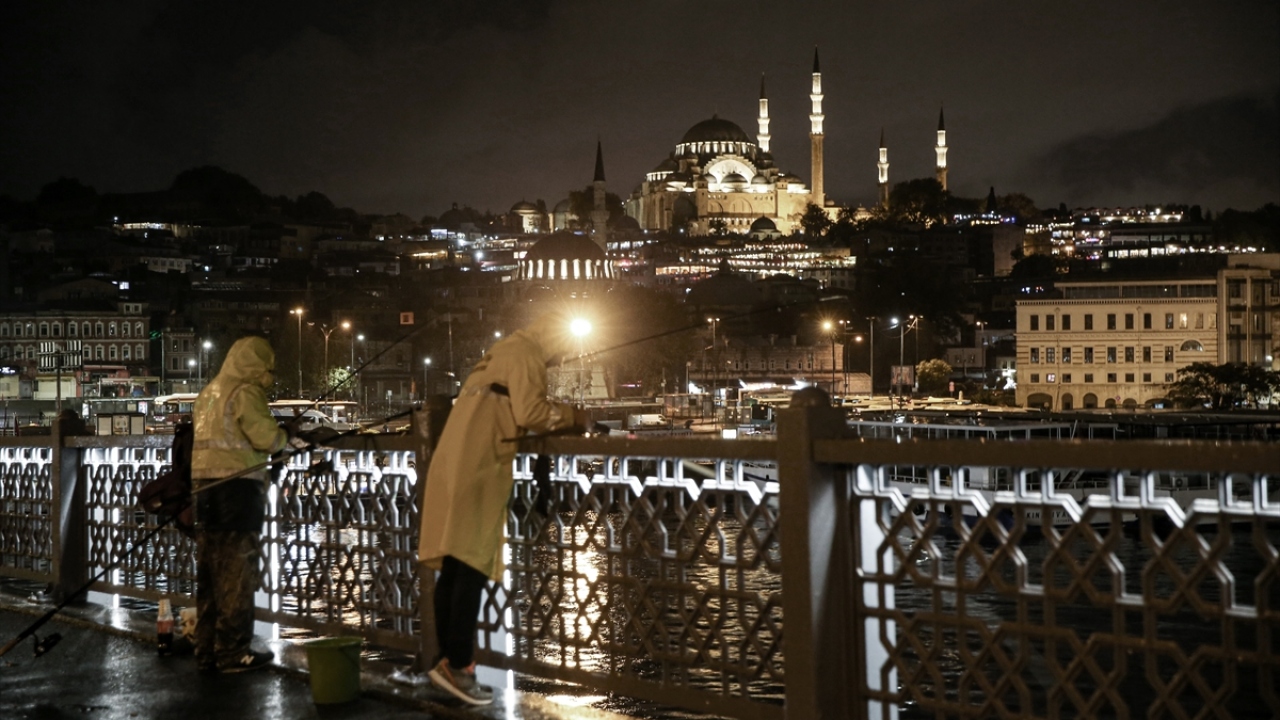 İstanbul Karaköy`de aralıklarla sağanak etkili oldu.