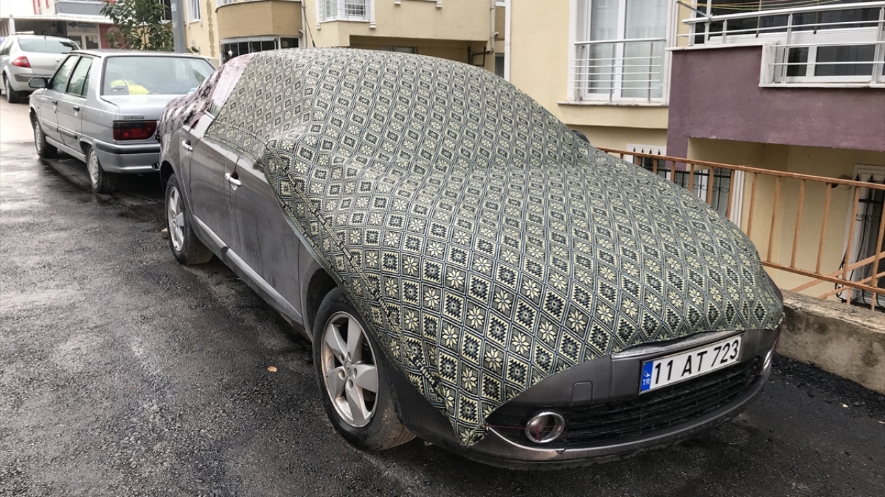 Bazı araç sahipleri de araçlarını kapalı pazar alanına park etti. 