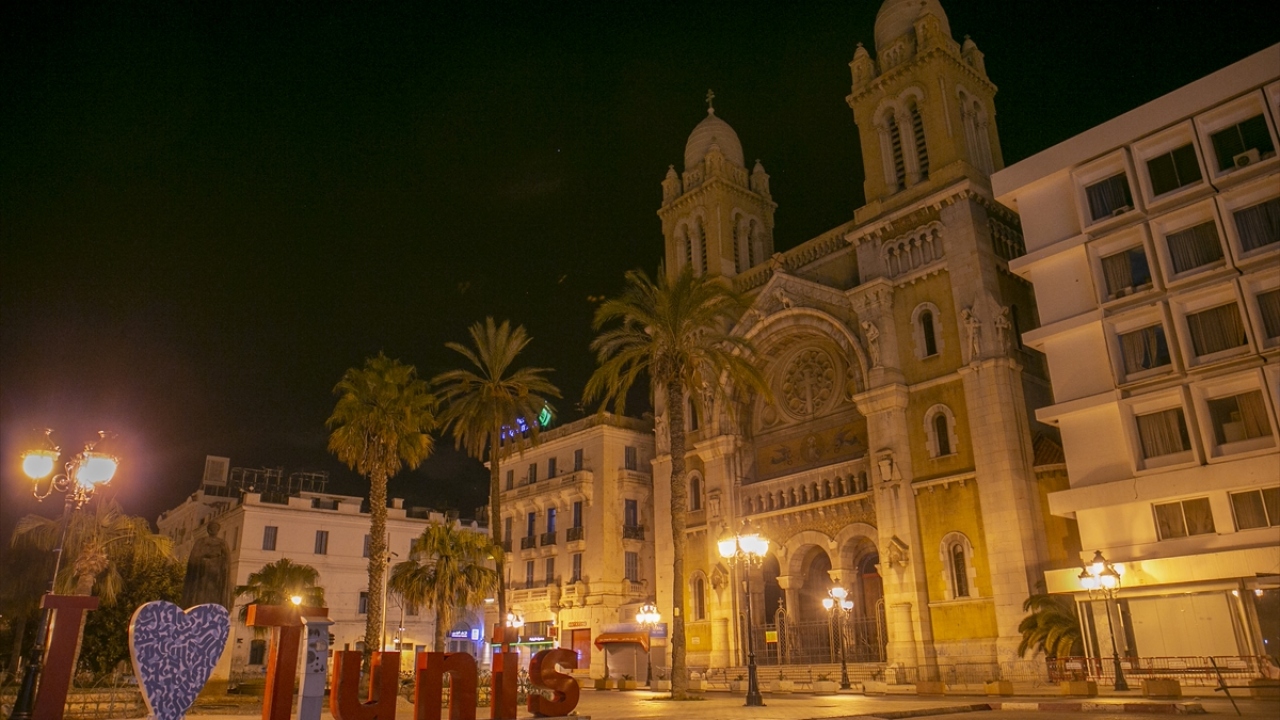 Kısıtlamanın cumartesi ve pazar günleri akşam 19.00 ile sabah 05.00, hafta içi ise 21.00 ile sabah 05.00 saatleri arasında uygulanacağı belirtildi.