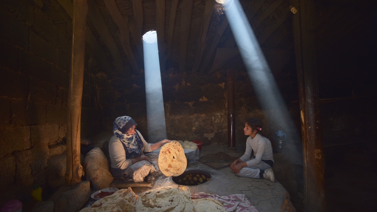 Bitlis’in Ahlat ilçesine bağlı Cemalettin Köyü’nde yaşayan kadınlar, kendi ürettikleri buğdayları una çevirerek tandır ekmeği yapıyor.