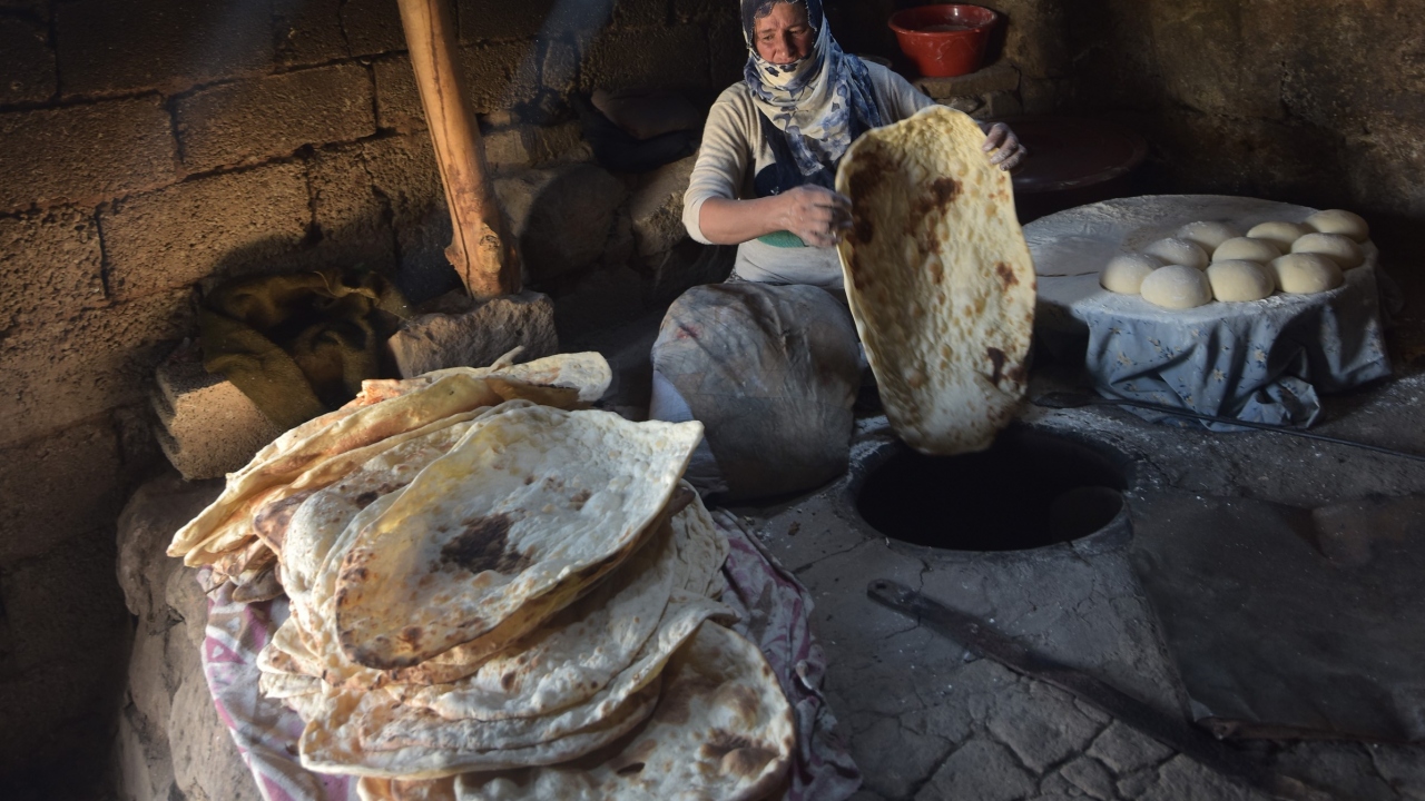 Sabahın erken saatlerinde hamur mayalayan kadınlar, öğle saatlerinde tandırlarını yakarak ekmek pişirmek için hazır hale getiriyor. 