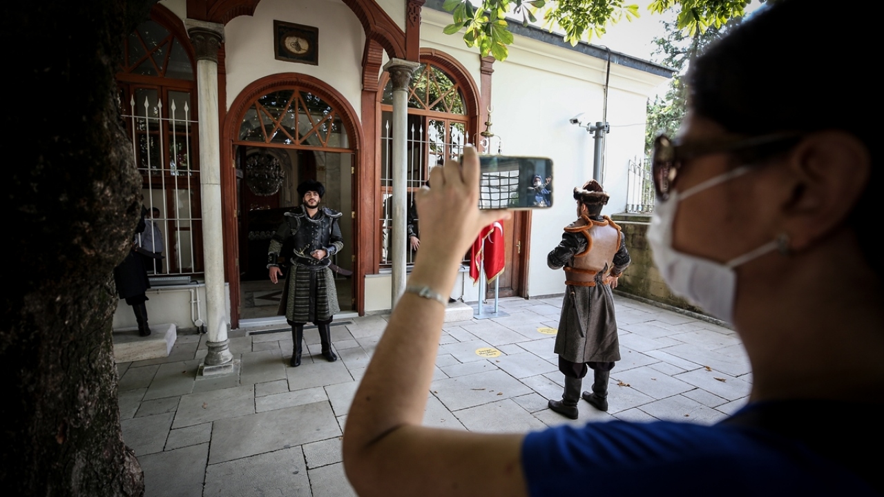 Osmangazi ilçesinde şehre hakim bir tepede Osman Gazi ile oğlu Orhan Gazi`nin türbelerinin bulunduğu tarihi Tophane Parkı, her yıl binlerce yerli ve yabancı turist tarafından ziyaret ediliyor.