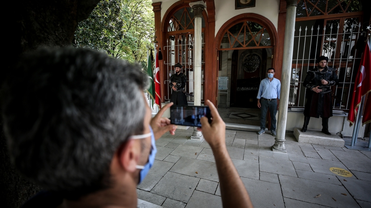 Bursa`nın işgalden kurtuluşunun 98`inci yılı etkinlikleri kapsamında Osman Gazi Türbesi önünde başlatılan saygı nöbeti, mekanın manevi havasına farklılık kattı.