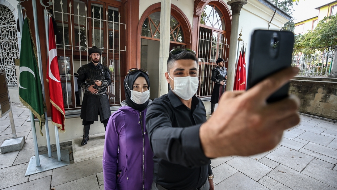 Özellikle jandarma personelince yapılan nöbet değişimi merasimine ilgi gösteren ziyaretçiler, bu anları cep telefonlarıyla ölümsüzleştiriyor.