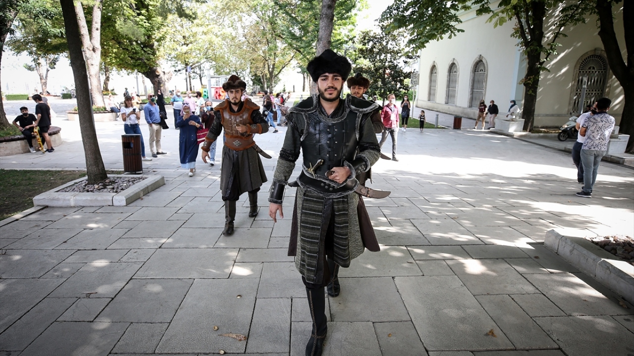 Moldova`dan gelen Zoya Tekerlek de Gagauz Özerk Yeri`nde yaşadığını, soyunun Oğuz Türkleri`ne dayandığını belirtti. 