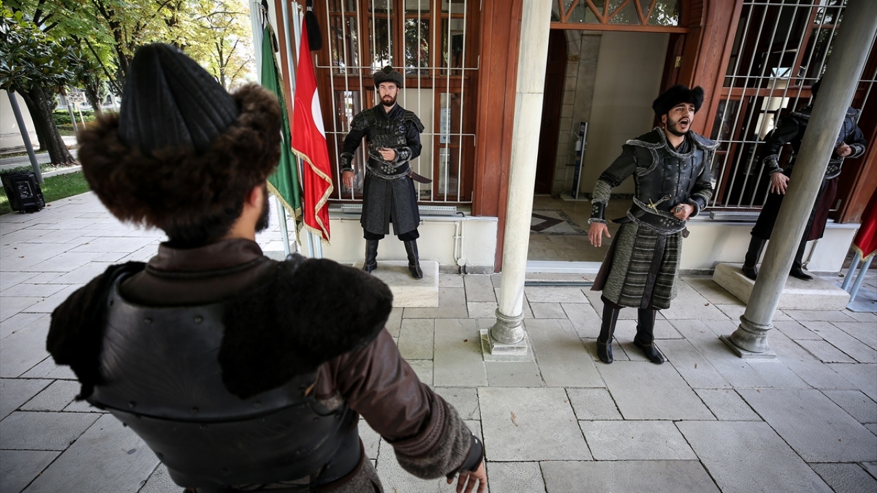 Saygı nöbetini görünce farklı duygular yaşadıklarına değinen Sarıboğa, "Tüylerimiz diken diken oldu. O zamanlara gitmiş gelmiş kadar olduk." dedi.