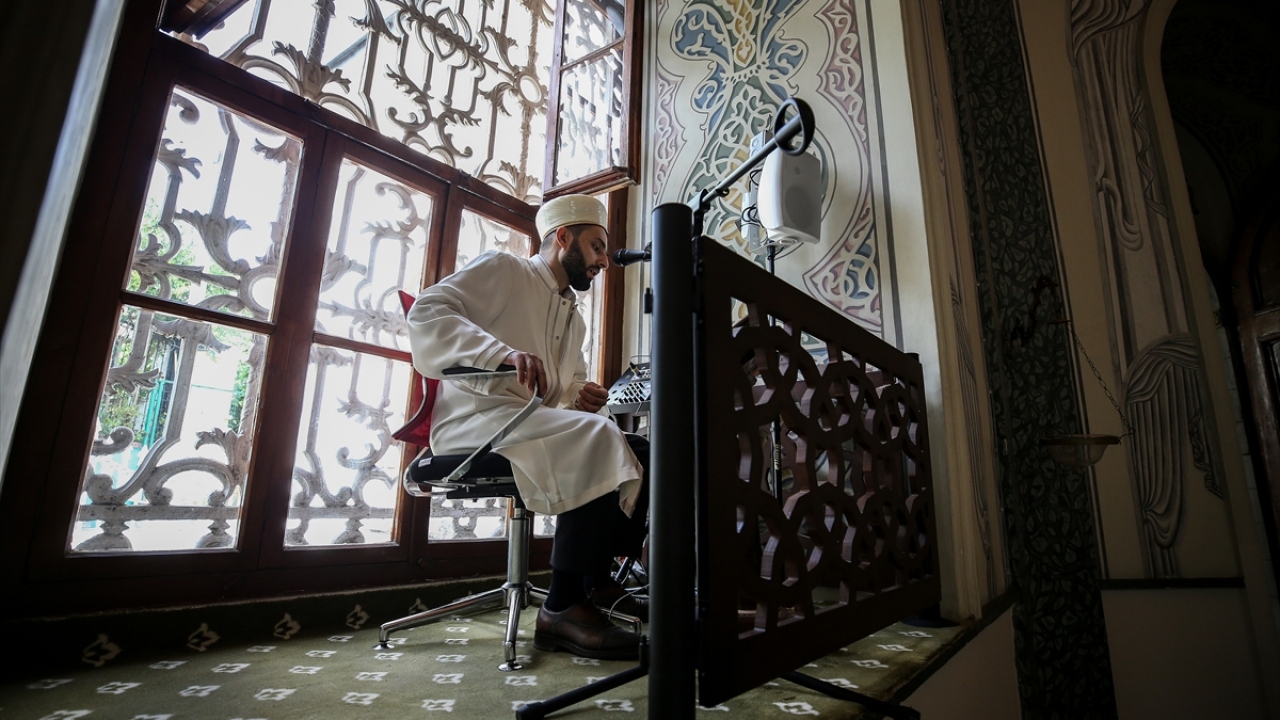 Türbenin içinde ise gün boyu Kur`an-ı Kerim okunuyor.