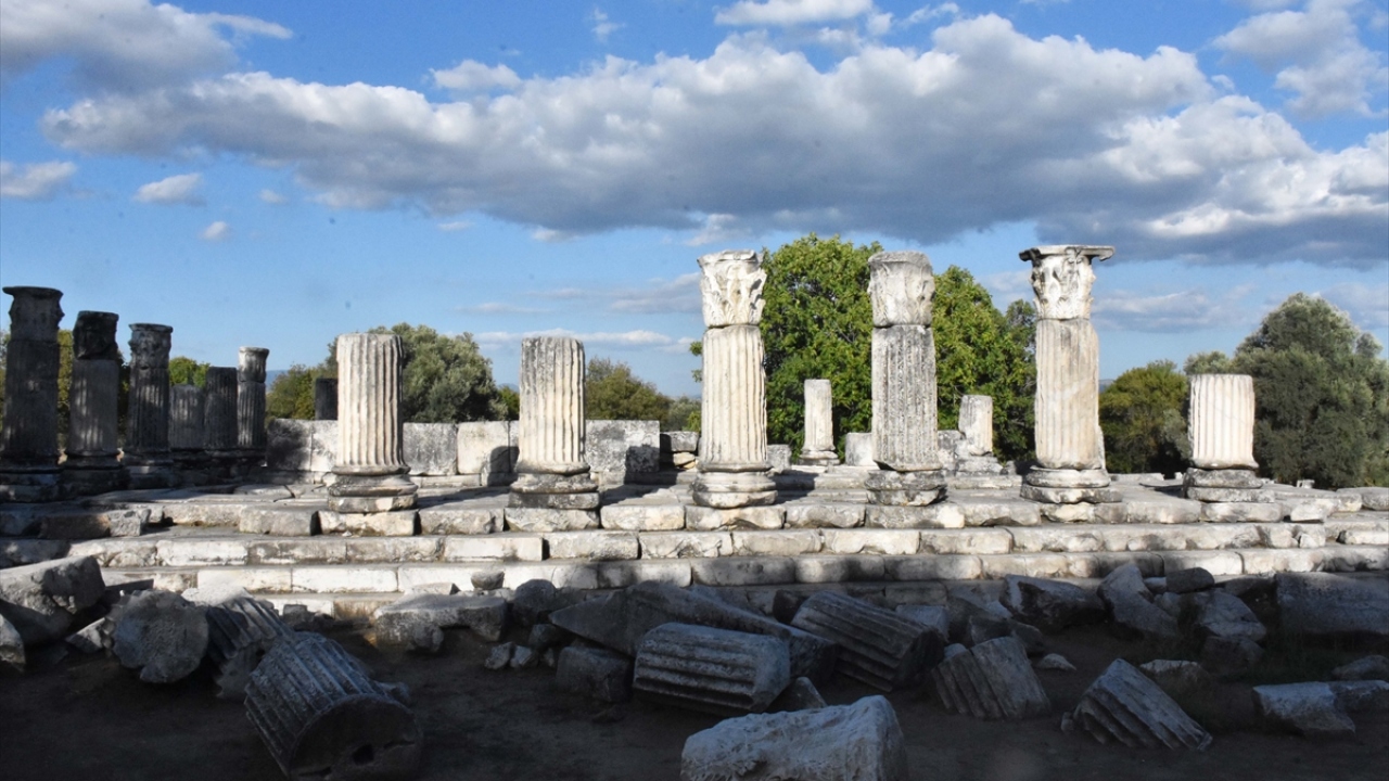 Kazı Heyeti Başkanı Prof. Dr. Bilal Söğüt, kutsal alanda antik dönemden bugüne uzanan yapılarda çalışma gerçekleştirdiklerini söyledi.