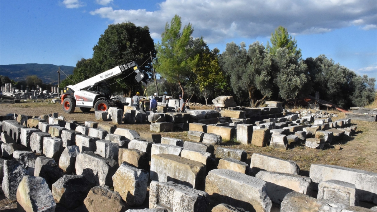 Antik dönemde meydana gelen depremlerde zarar gördüğü için bazı blokların iki parça, bazı blokların ise 10 parça halinde çıkarıldığını anlatan Söğüt, bu aşamada alandaki seyyar taş hastanesinin devreye girdiğini dile getirdi.