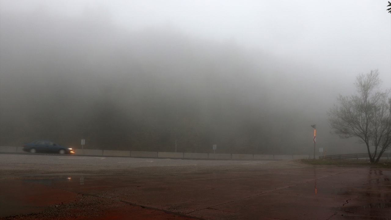 D-100 kara yolu Bolu Dağı geçişinin Bolu kesimlerinde etkili olan sağanak ve sis, görüş mesafesinin düşmesine neden oldu. 