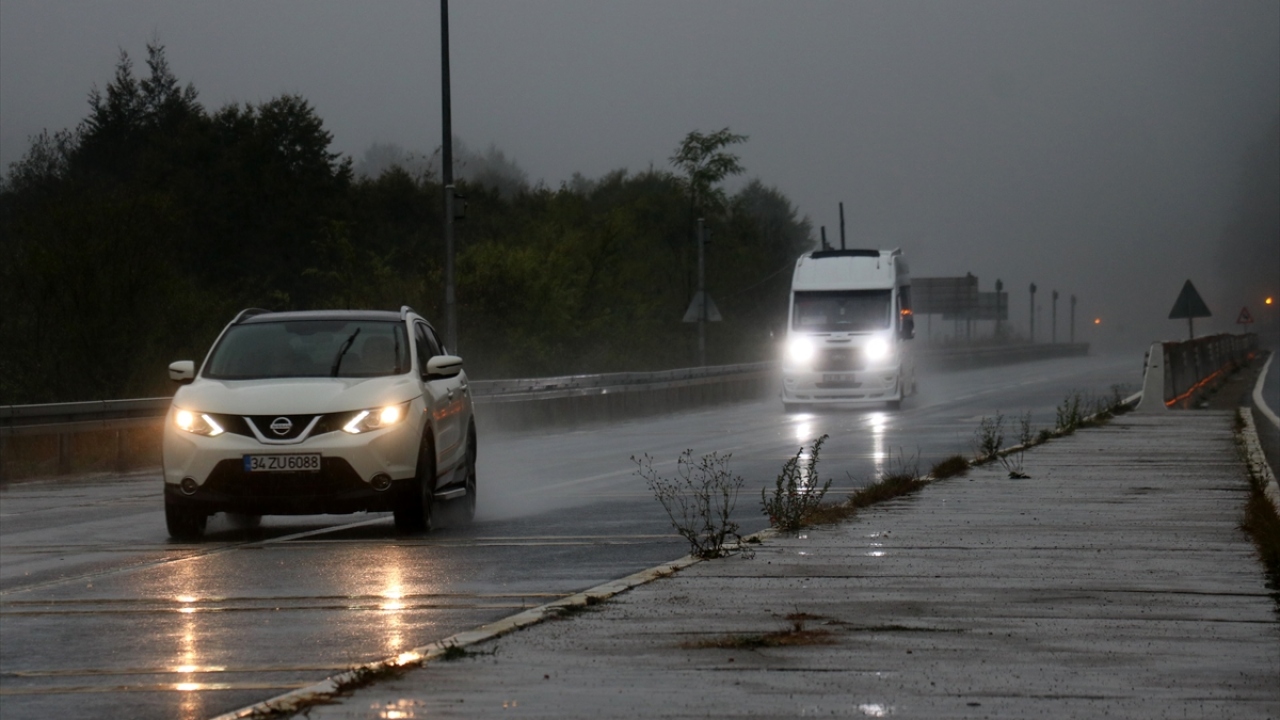 Kara yolunda zaman zaman etkili olan sis nedeniyle Seymenler, Elmalık ve Bolu Dağı Polisevi mevkilerinde görüş mesafesi 50 metreye kadar düştü.