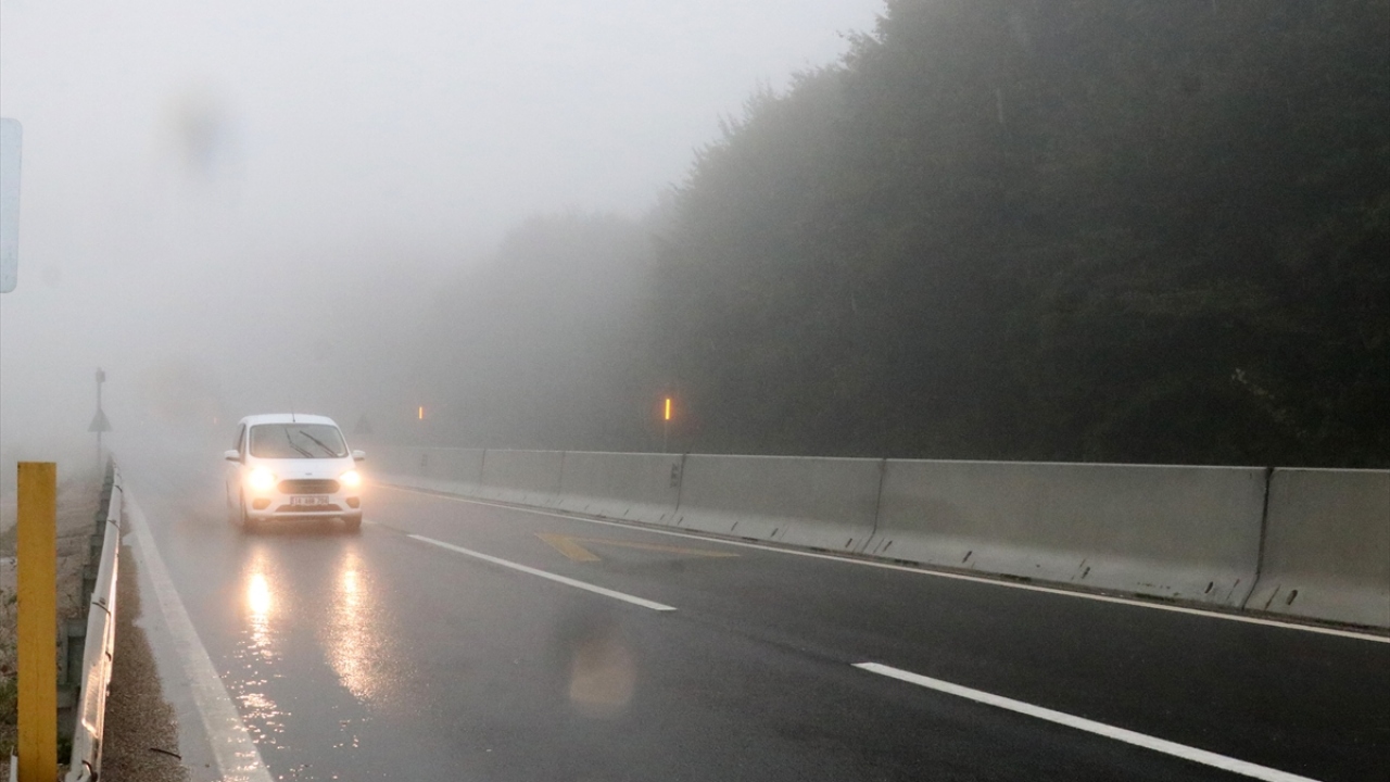 Bölgede ring halinde bulunan polis ve Karayolları ekipleri, sürücüleri yakın takip ve aşırı hız yapmamaları konusunda uyarıyor.