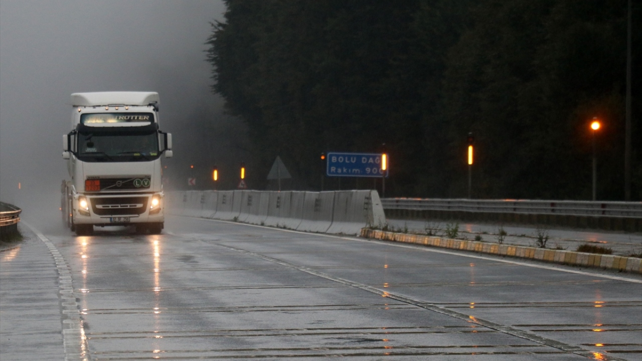 Öte yandan, sis bölgede güzel manzaralar oluşmasını da sağladı. Kara yolunun çevresinde bulunan dağlardaki sis hareketleri görülmeye değer anlar oluşturdu. 