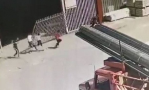 Şakalaşan çocuklar demir kapının altında kaldı