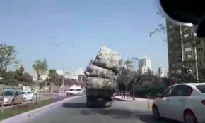 İstanbul'da çuval yüklü kamyon trafikte tehlike saçtı