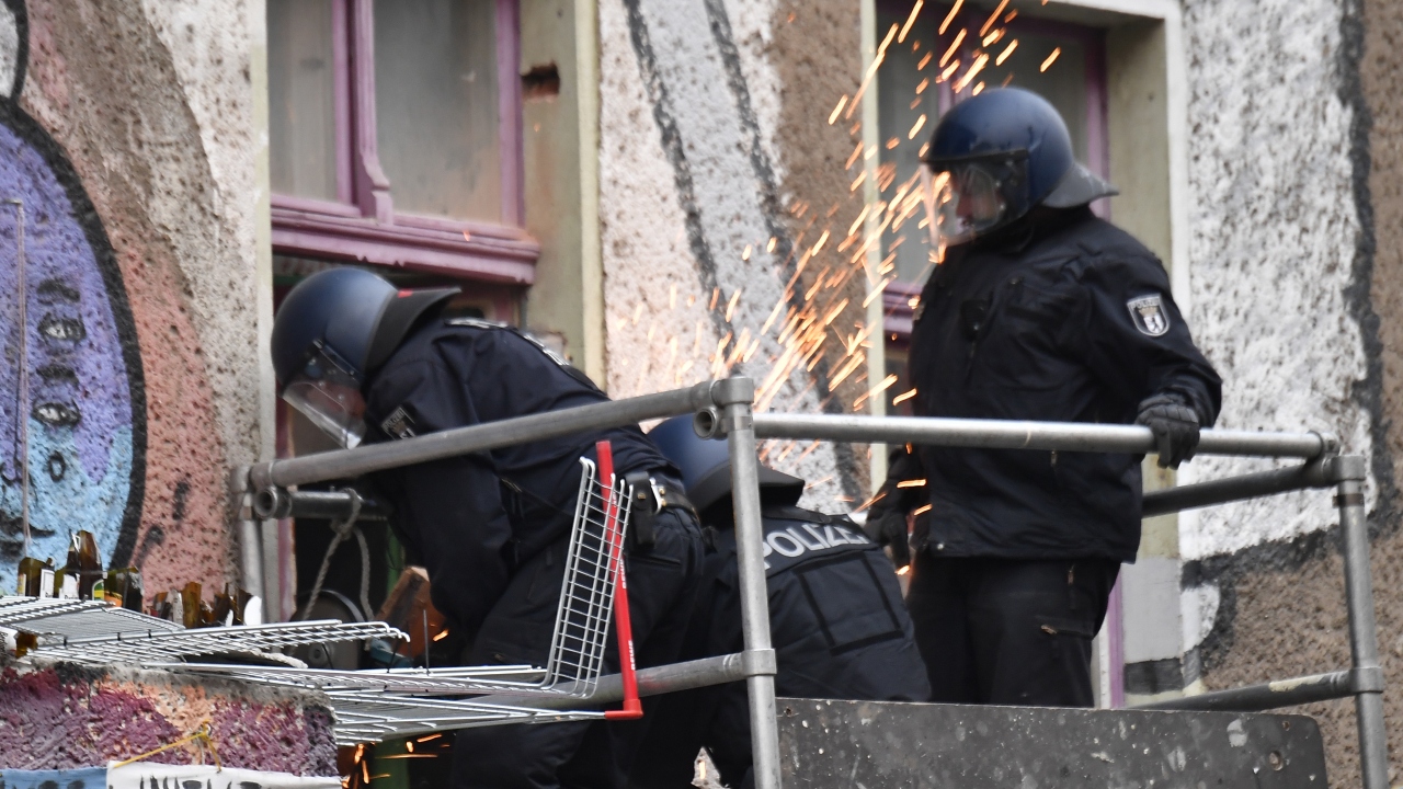 Liebigstrasse’deki binanın tahliyesi için çok sayda polis görev aldı. Binayı işgal eden aşırı solcular bina çevresinde polisi protesto etti.