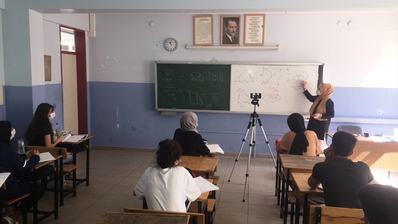 Artuklu ilçesindeki 21 sınıflı lisede 37 öğretmen, Eğitim Bilişim Ağı (EBA) ve çeşitli platformlar üzerinden haftada 840 saat ders anlatıyor.
