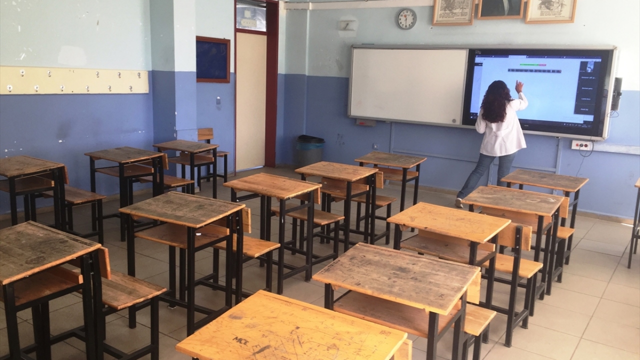 Bunun yanında destekleme ve yetiştirme kurslarına (DYK) katılan son sınıf 90 öğrenciden 75’ine ise haftalık 80 saat yüz yüze eğitim veriliyor.