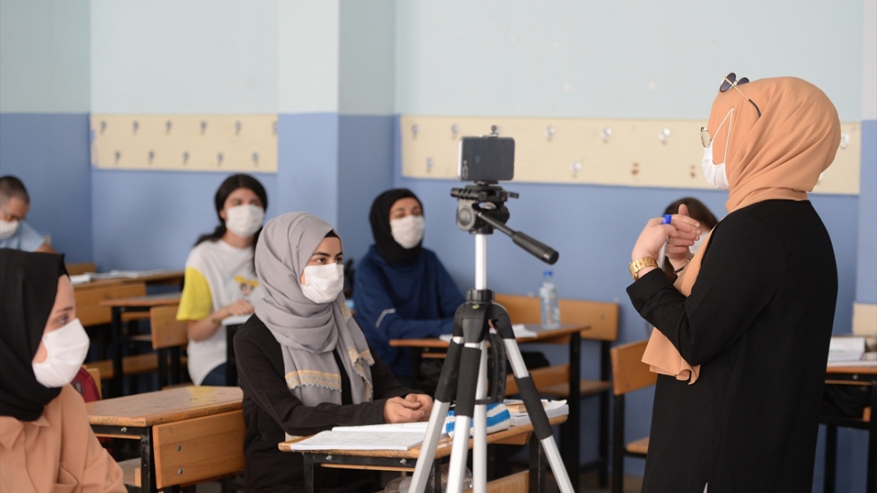 Okulda 30 öğrencinin yatılı kaldığını anlatan Demir, hem pansiyonda hem okulda yeni tip koronavirüs tedbirlerinin tam anlamıyla yerine getirildiğini belirtti.
