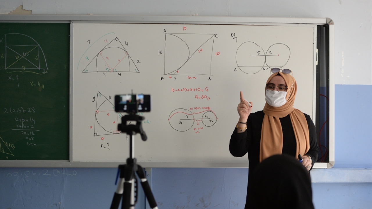 Barış Öztürk ise sınıflarda tedbirlere uyarak derslerini işlediklerini, bu imkanları sağlayanlara teşekkür ettiklerini kaydetti.