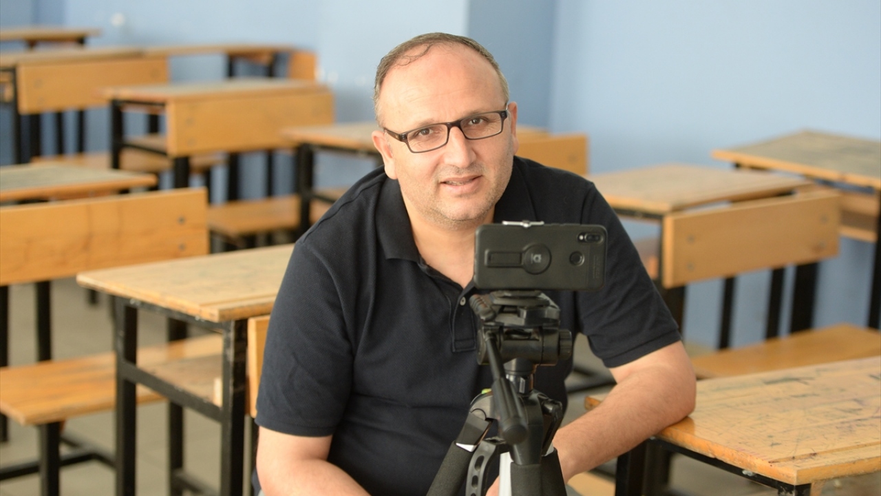 Okul Müdürü Abdusselam Demir, uzaktan eğitimde önce geçen yılın telafilerini yaptıklarını, 21 Eylül`den bu yana da yıllık eğitim müfredatına devam ettiklerini söyledi.