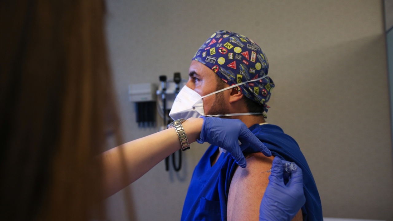 Hastanenin Acil Tıp Uzmanı Dr. Cem Gün, Klinik Mikrobiyoloji Uzmanı Prof. Dr. İftahar Köksal`ın yürüttüğü klinik çalışmaya başvuran ilk aşı gönüllüsü oldu.