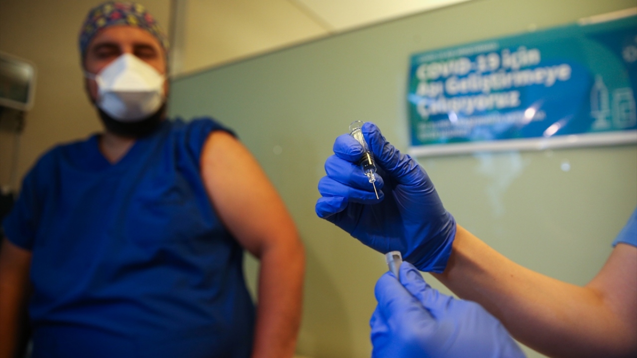 Prof. Dr. Köksal`ın muayenehanesinde yapılan aşıdan sonra basın mensuplarına konuşan Dr. Cem Gün, yaklaşık 6 aydır Covid-19 ile mücadelede bilfiil çalıştığını ve aşı çalışmalarının bir an önce başlamasını beklediğini söyledi. 