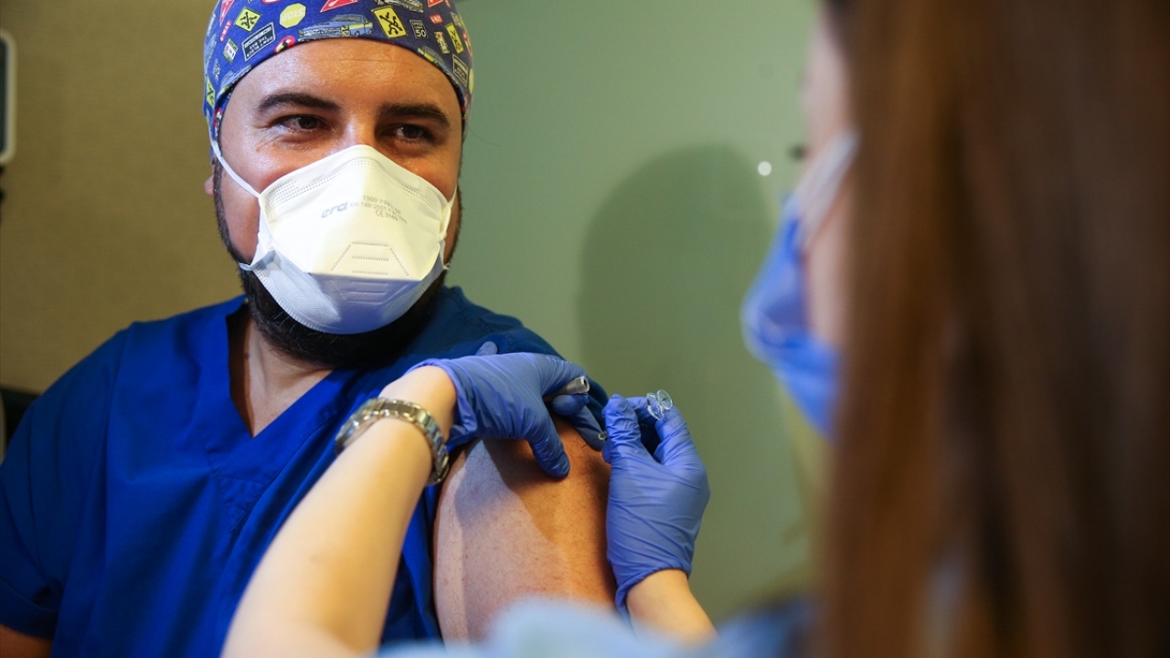 Hastanenin aşı çalışmalarını yürüten Prof. Dr.  İftahar Köksal ise birçok önlem alınmasına rağmen halen vaka sayısında beklenen azalmanın yaşanmadığını söyledi. 