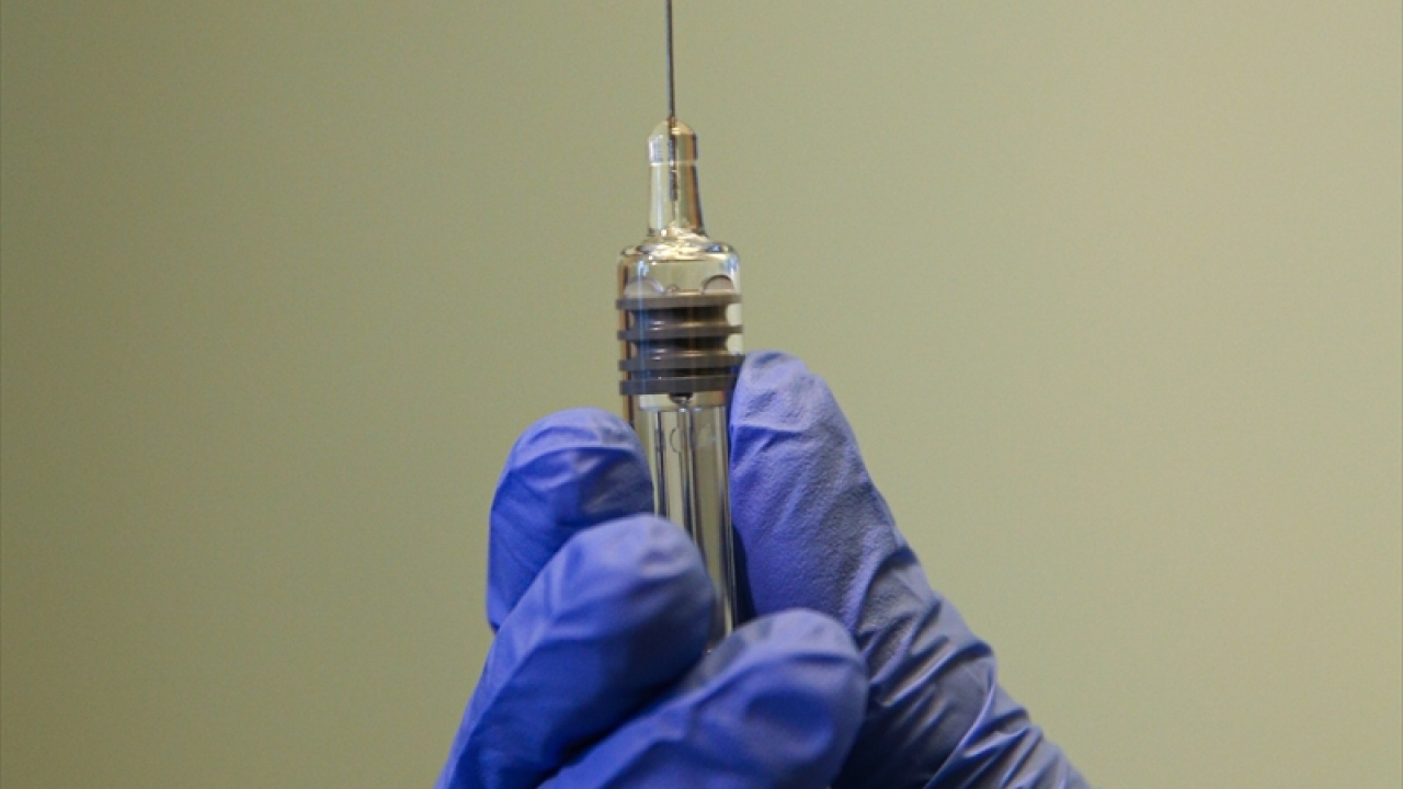 Öncelikle gönüllülerin sağlık koşullarının bu çalışmaya uygun olup olmadığını denetlediklerini anlatan Köksal, bu koşulları sağlayanları bir takvim çerçevesinde sıraya aldıklarını ve fizik muayenelerini yaptıklarını söyledi.