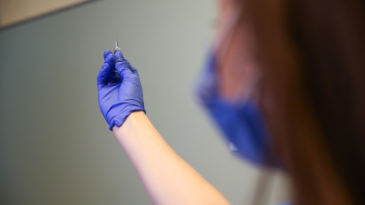 Covid-19 ile hiç karşılaşmadığını tespit ettikleri gönüllülerle aşı çalışmasına başladıklarını belirten Prof. Dr. Köksal, şunları kaydetti: