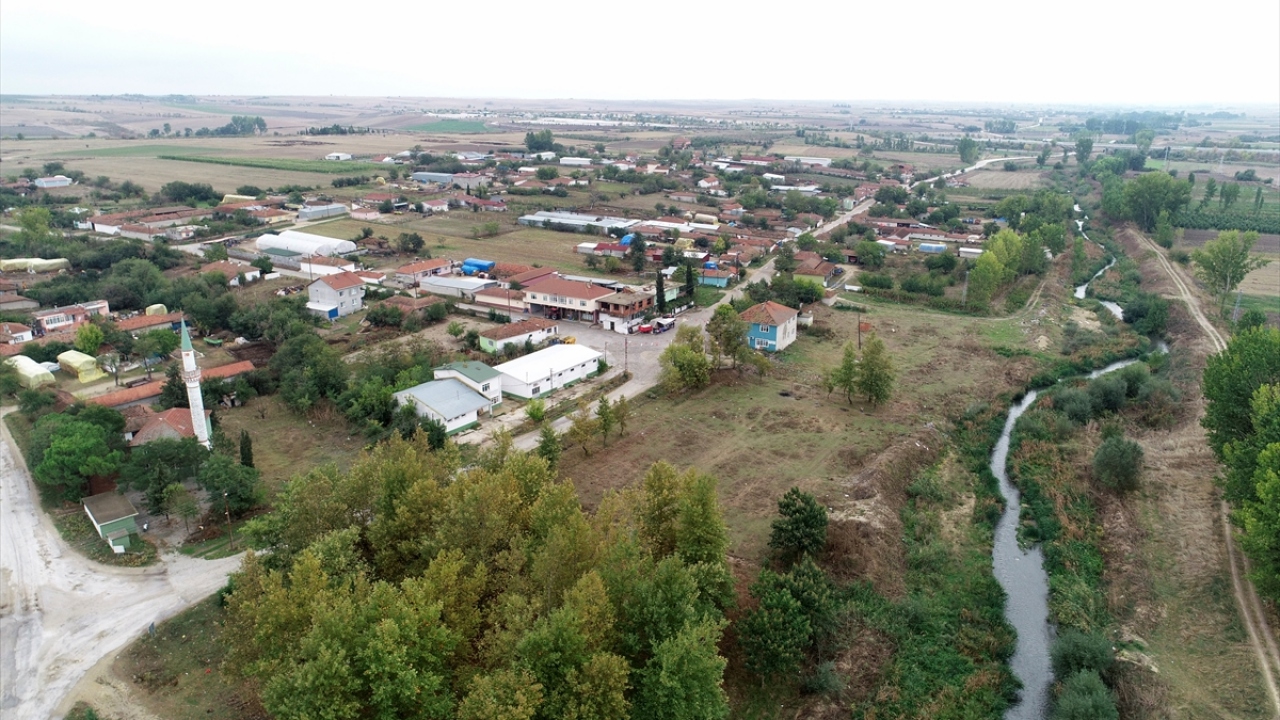 Karaoğlu köyünden geçen derenin renginin değiştiğini gören vatandaşlar durumu İl Çevre ve Şehircilik Müdürlüğüne bildirdi.