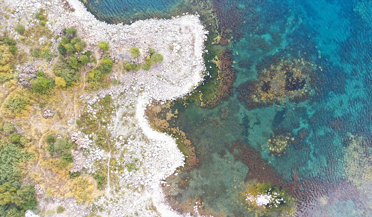 Mersin`den Nemrut Krater Gölüne gelen plastik cerrahi uzmanı Vasfi Çelik, bölgeye ilk kez geldiğini ve karşılaştığı manzaraya hayran kaldığını söyledi. 