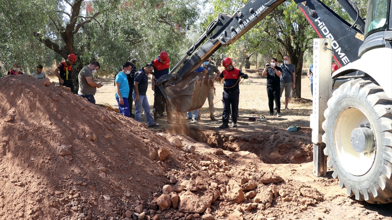 Deliğe ip sarkıtılması sonucu yaklaşık 6 metre derinliğinde olduğunun belirlenmesi üzerine bölgeye iş makinesi getirildi.
