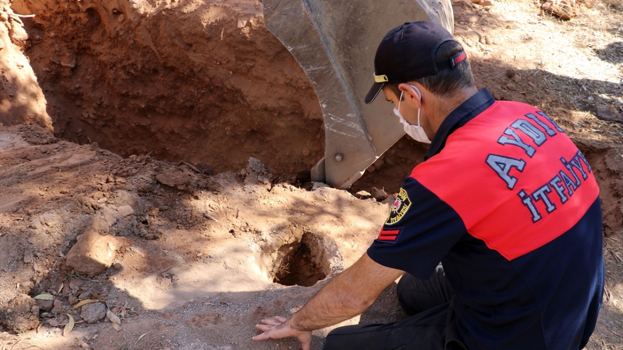 Deliğin yanında açılan kuyuya inen itfaiye görevlileri Niyazi Karabıyık ve Coşkun Tanılmışoğlu, deliğe doğru kazı yaparak yavru köpeği kurtardı.
