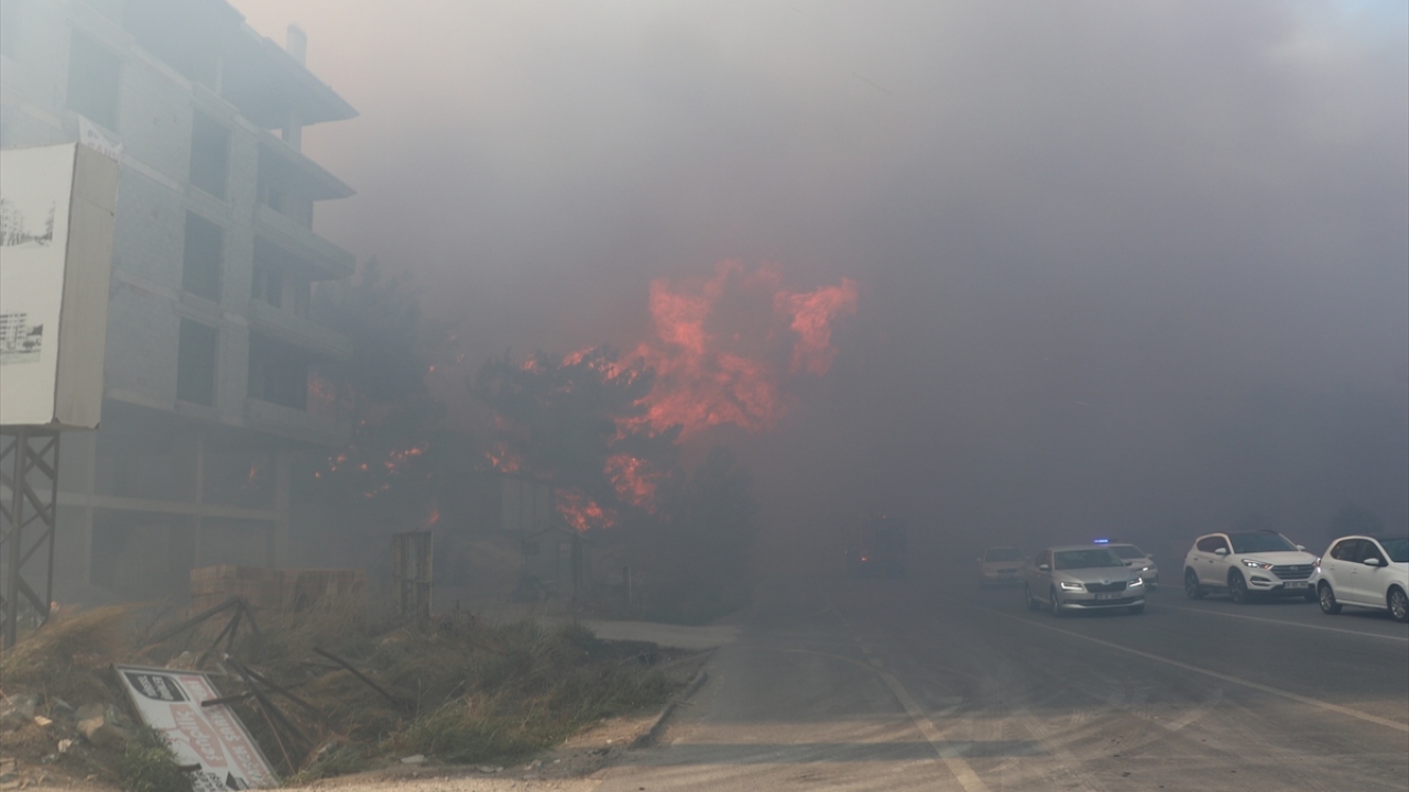 Yangın nedeniyle Belen-İskenderun kara yolu da trafiğe kapatıldı.