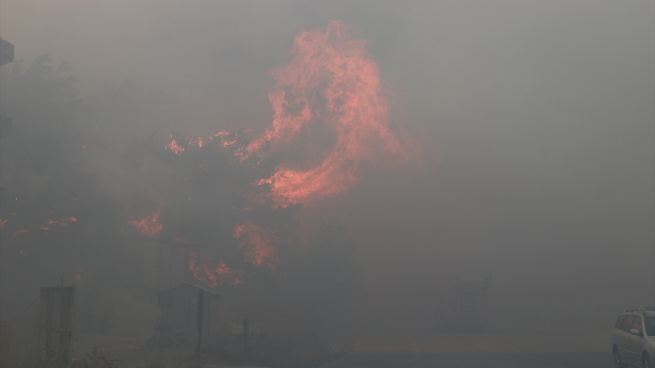 Yangını söndürme çalışmaları sürüyor.