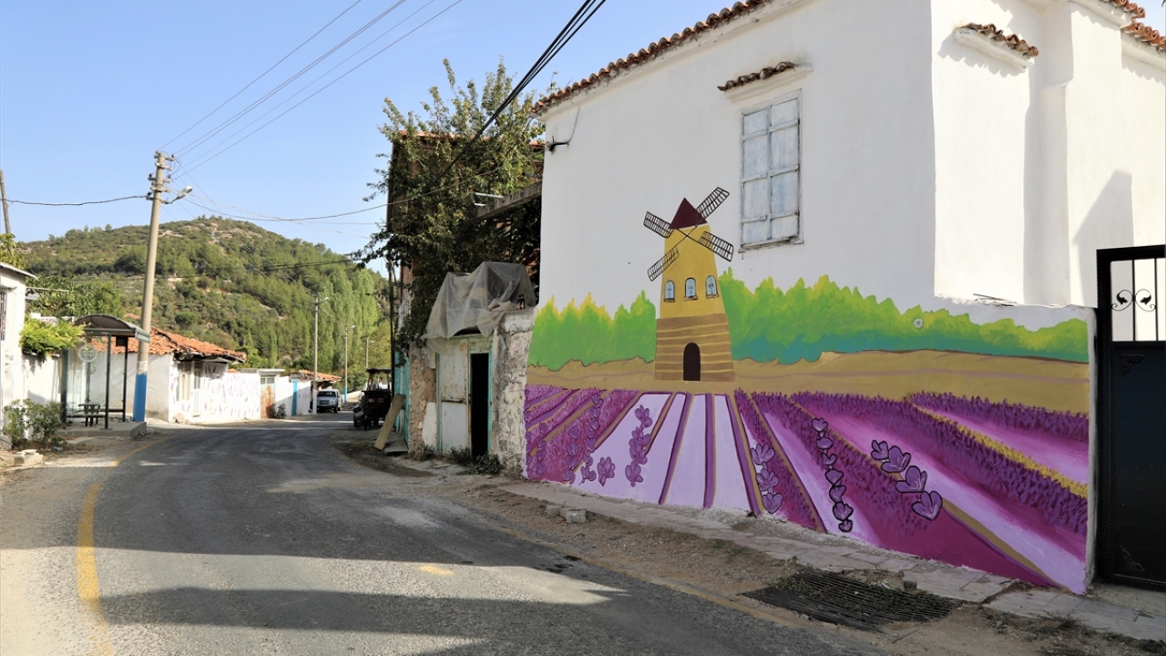 Yeniköy Mahalle Muhtarı Nevike Öçalan gazetecilere yaptığı açıklamada, muhtar olduğunda amacının köyünü tanıtmak olduğunu söyledi.